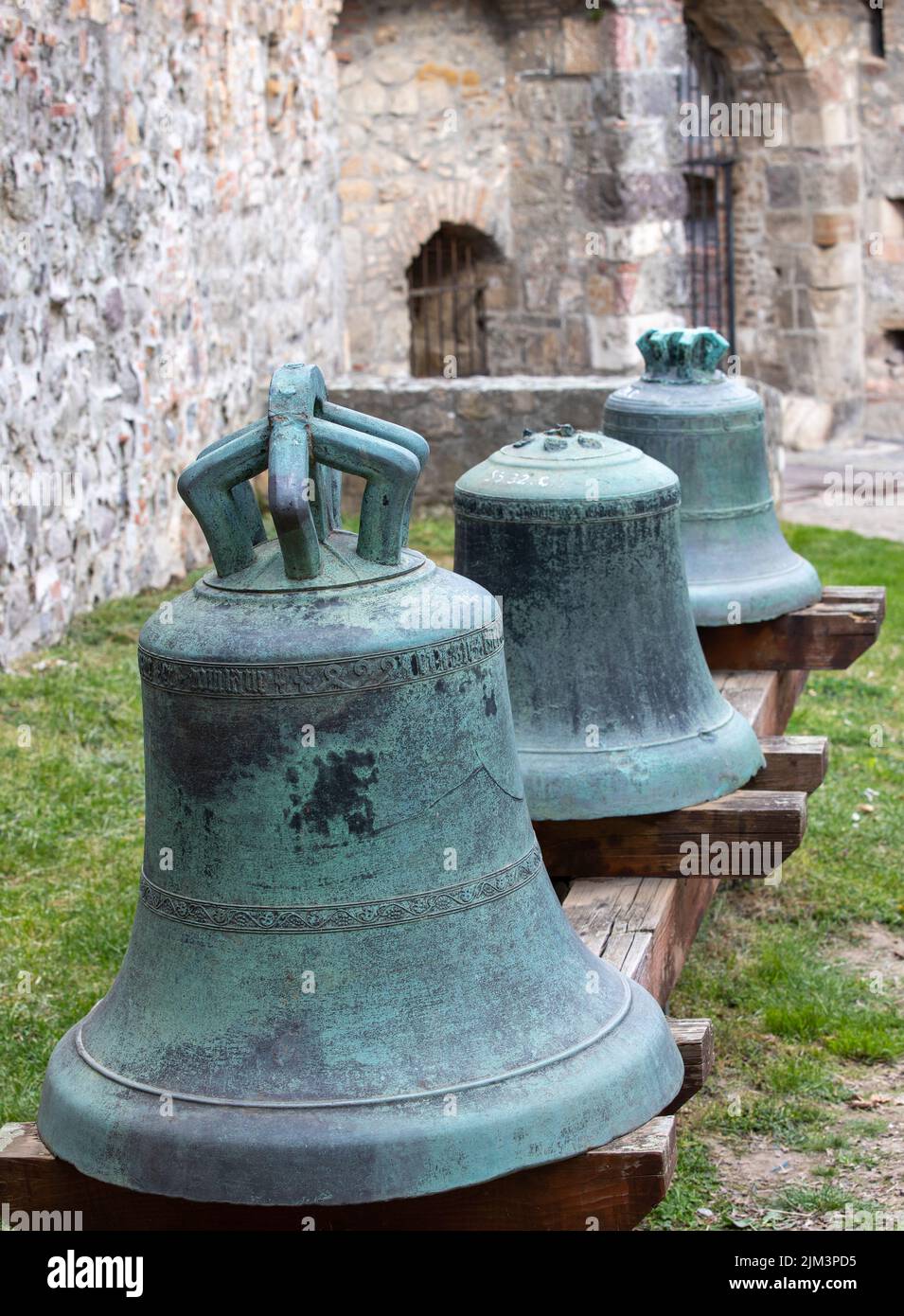 Una foto verticale di vecchie campane d'epoca esposte ai visitatori nella Basilica di Esztergom, Ungheria Foto Stock