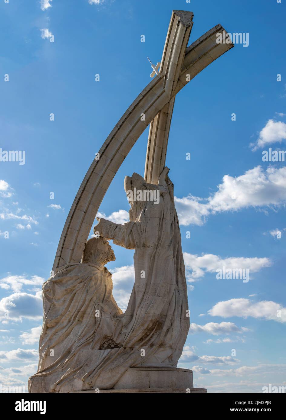 Uno scatto verticale del monumento all'incoronazione del primo re ungherese Stefano da parte di un inviato Pontificio, Esztergom, Ungheria Foto Stock