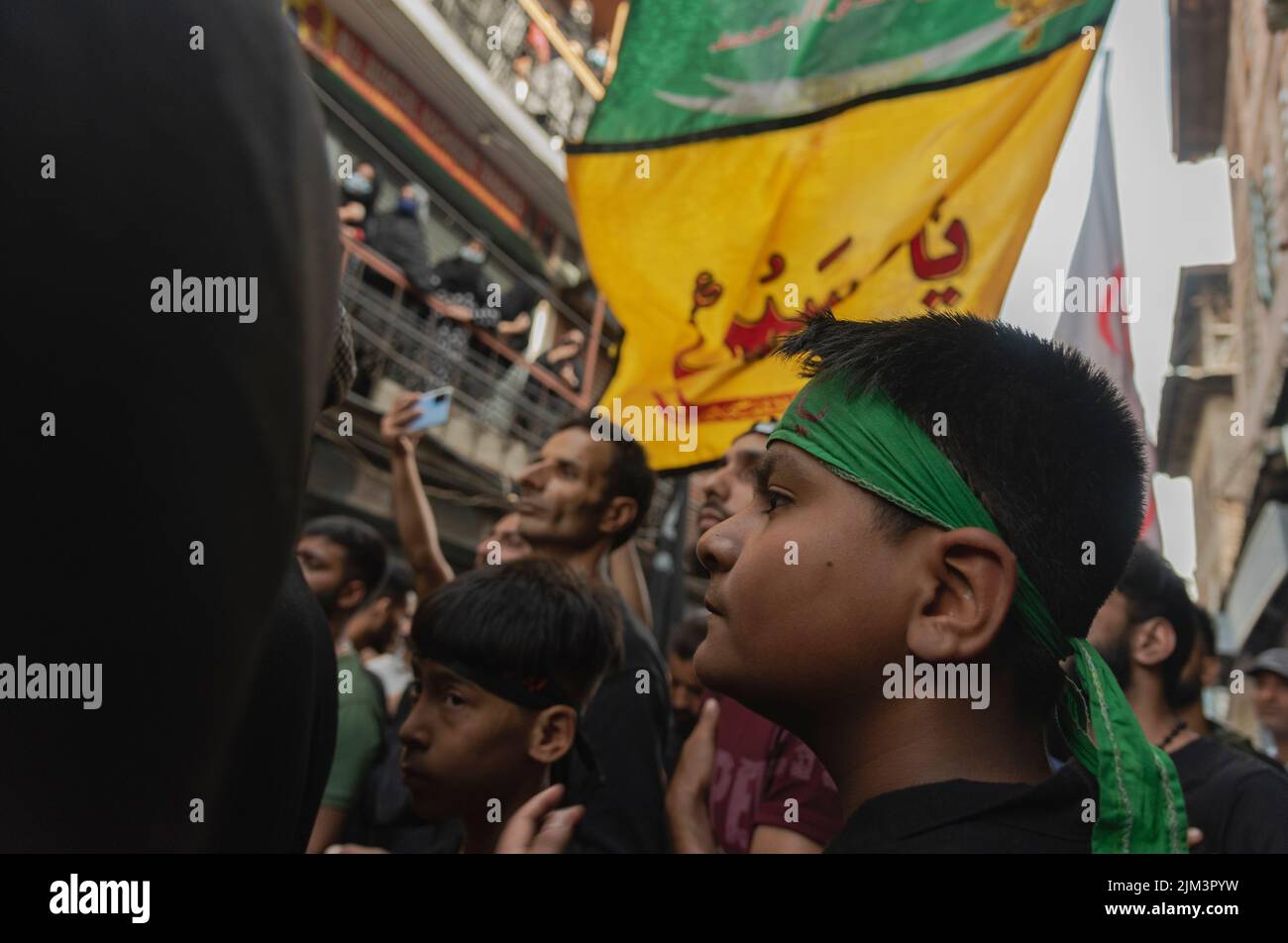 I musulmani sciiti partecipano ad una processione religiosa il 5th giorno di Muharram. Muharram è il primo mese dell'Islam. È uno dei mesi più sacri del calendario islamico. I musulmani sciiti commemorano Muharram come un mese di lutto in ricordo del martirio del nipote del profeta islamico Imam Hussain, che fu ucciso ad Ashura (10th giorni di Muharram) nella battaglia di Karbala nel 680 d.C. Foto Stock