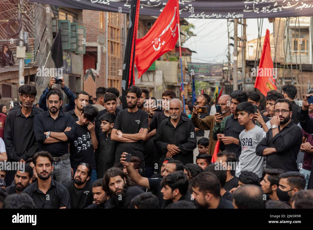 I musulmani sciiti si sono riuniti per partecipare alla processione religiosa il 5th giorno di Muharram. Muharram è il primo mese dell'Islam. È uno dei mesi più sacri del calendario islamico. I musulmani sciiti commemorano Muharram come un mese di lutto in ricordo del martirio del nipote del profeta islamico Imam Hussain, che fu ucciso ad Ashura (10th giorni di Muharram) nella battaglia di Karbala nel 680 d.C. Foto Stock