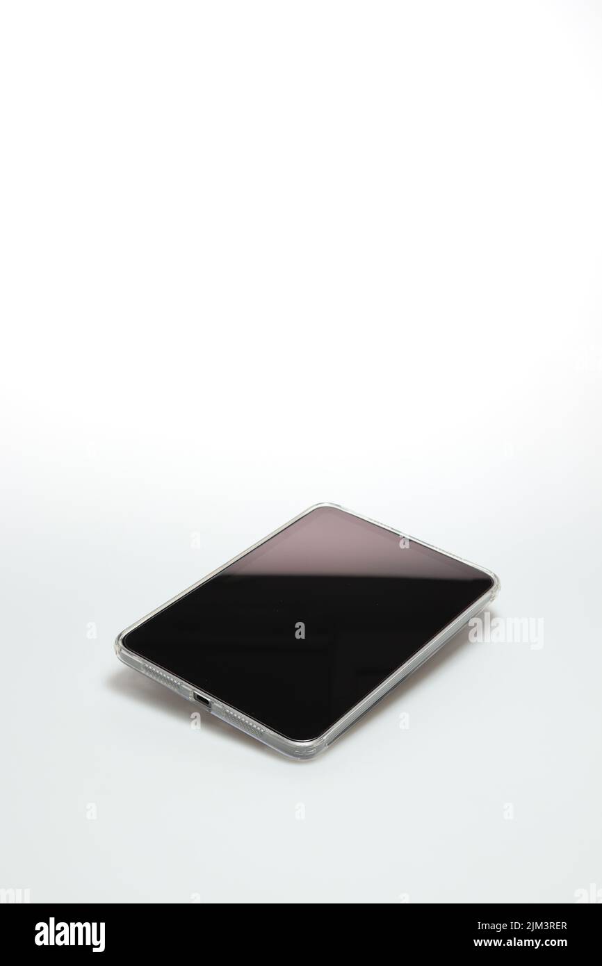Studio shot del nuovo Apple iPad mini generazione 6 tablet digitali isolato spazio copia su sfondo bianco. A15 tecnologia Bionic chip di Apple inc. Foto Stock