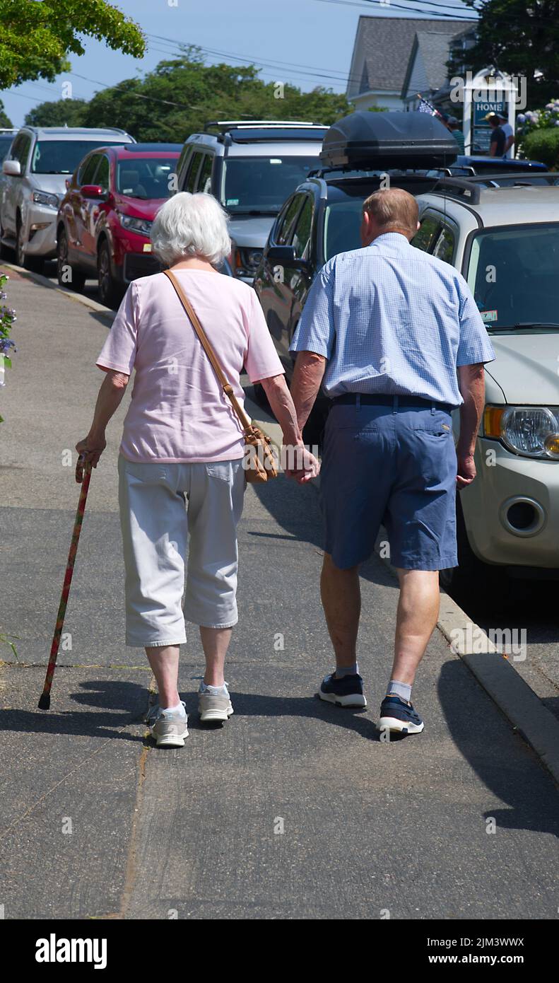 Una coppia anziana che cammina lungo Main Street a Chatham, Massachusetts di Cape Cod, USA Foto Stock