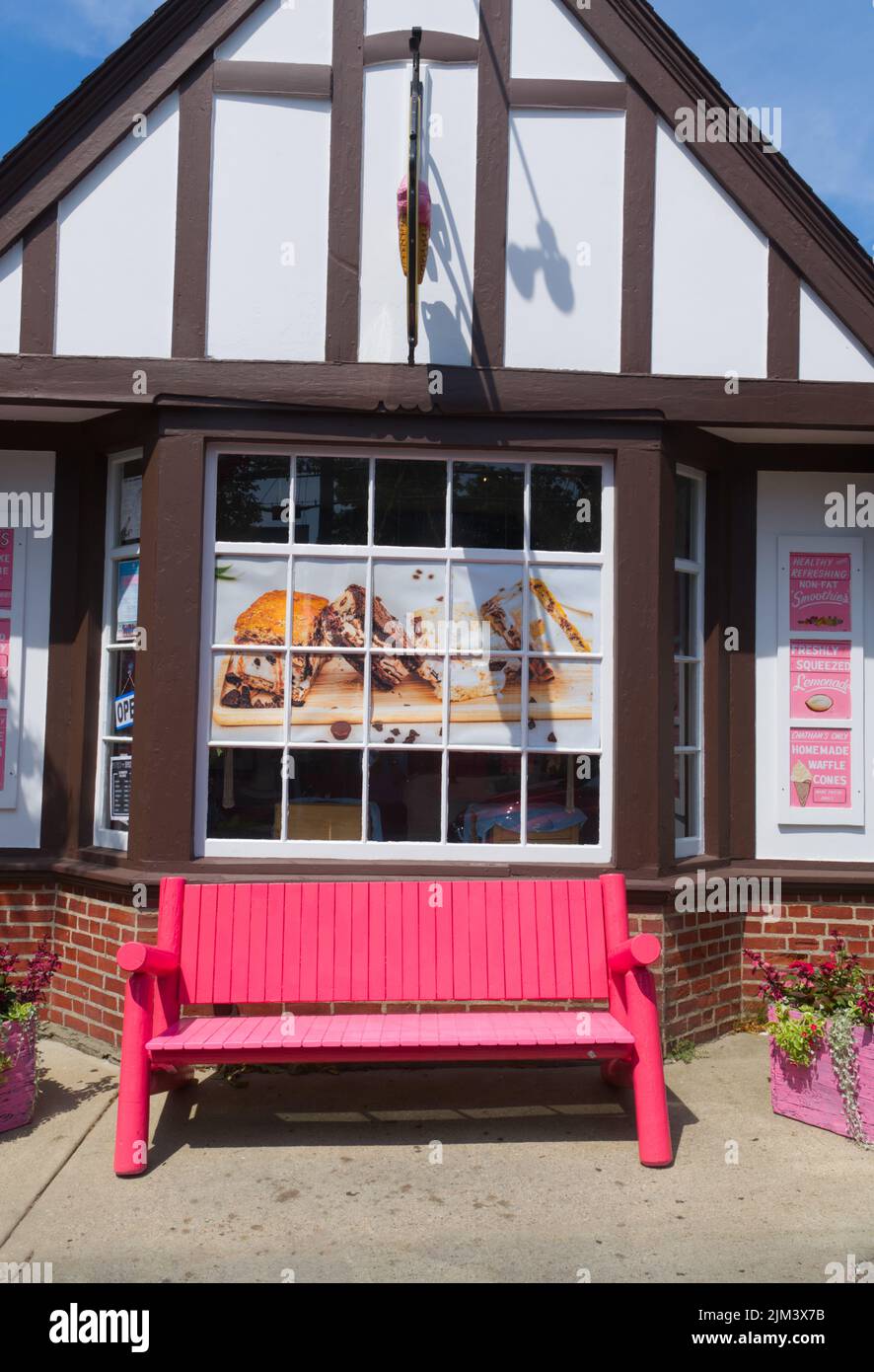 Una panca rosa di fronte a un negozio di articoli da regalo Chatham a Cape Cod, USA Foto Stock