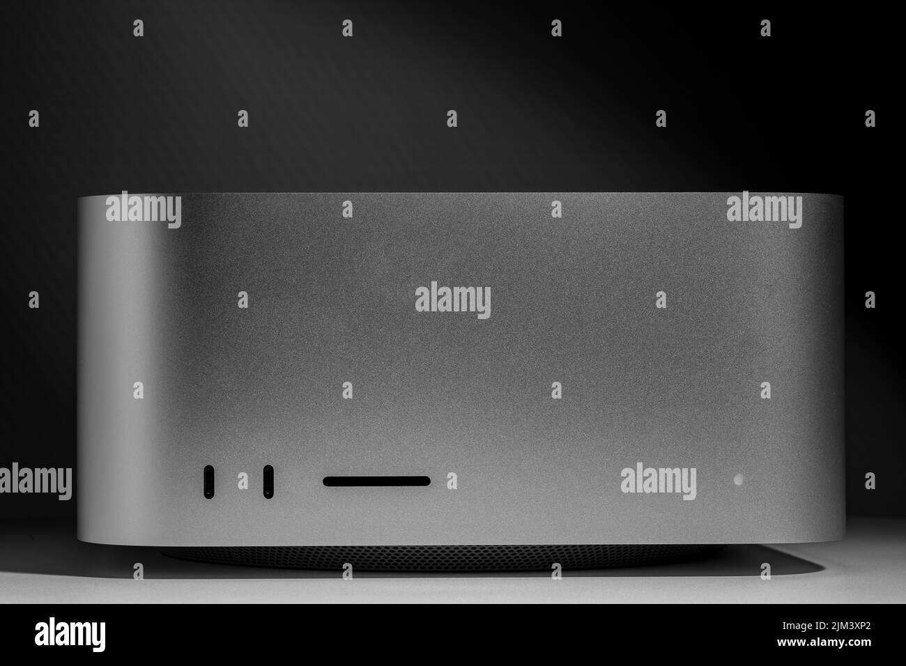 Vista frontale del contrasto della vita morta del nuovo computer desktop Foto Stock