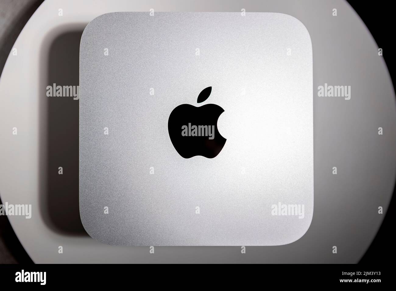 Top Down basso ancora vita chiave di nuovo moderno sistema di computer desktop con logo aziendale Foto Stock