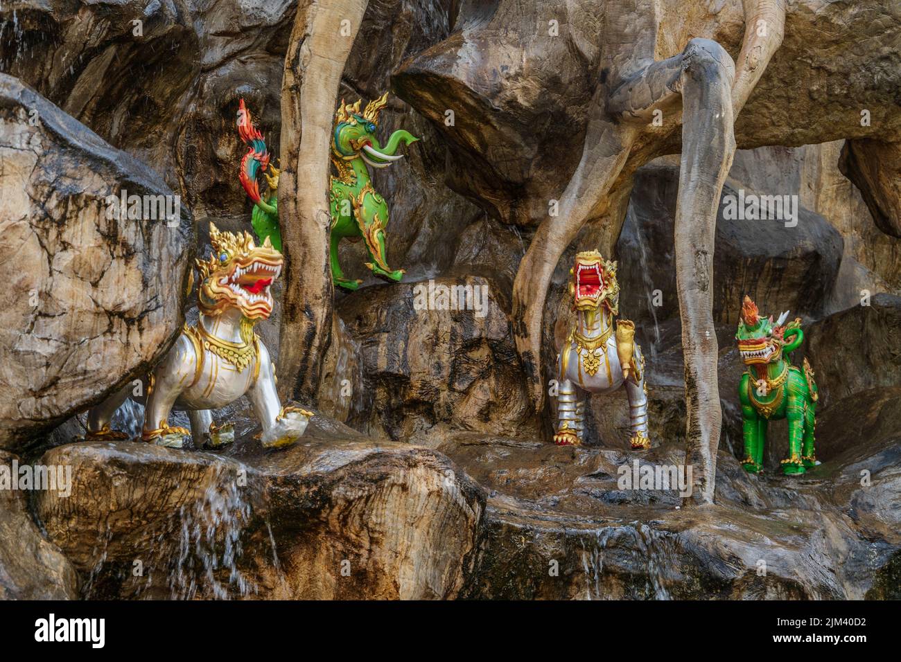 Un primo piano di statue mitiche di bestie in un tempio buddista in Thailandia. Foto Stock