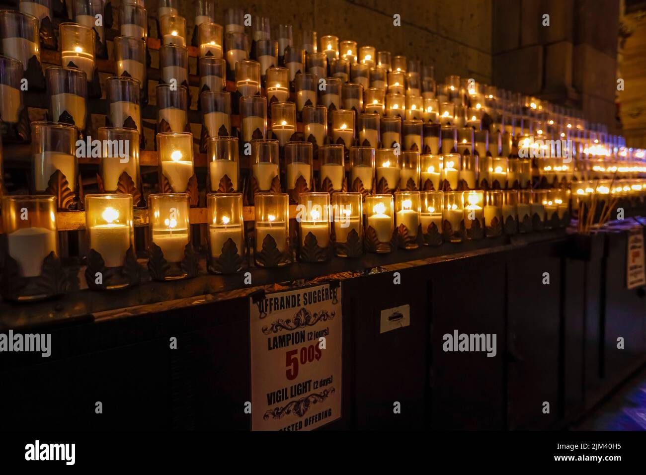 Le candele votive sono raffigurate all'interno della Basilica di Sainte-Anne-de-Beaupre, a est di Quebec City, venerdì 15 luglio 2022. Foto Stock