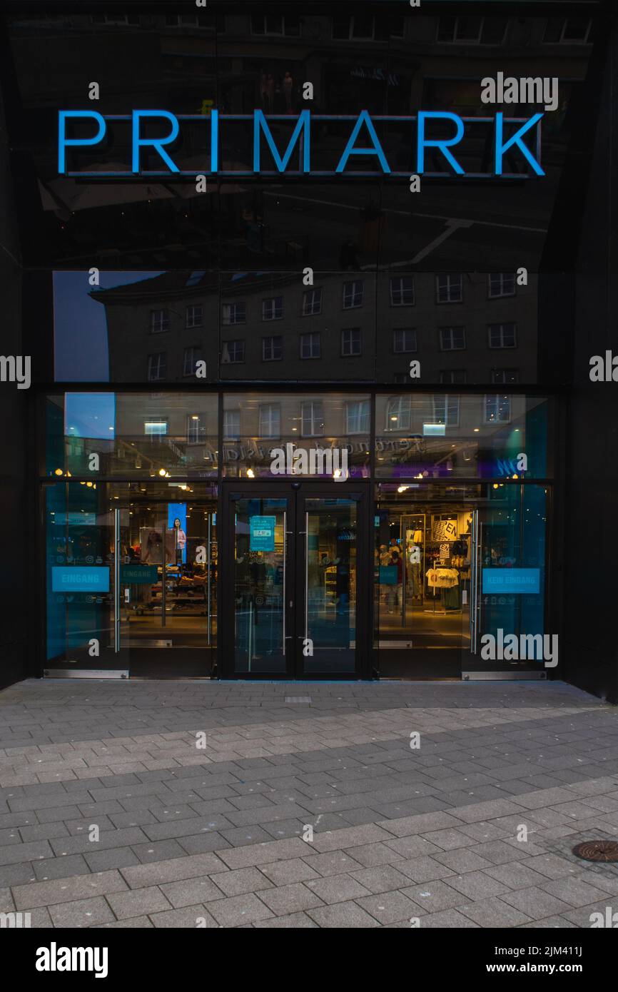 Kiel, Germania, 29 2022 marzo, davanti al negozio Primark. Logo e firma Primark. Primark è un rivenditore internazionale di abbigliamento, Vertical shot Foto Stock