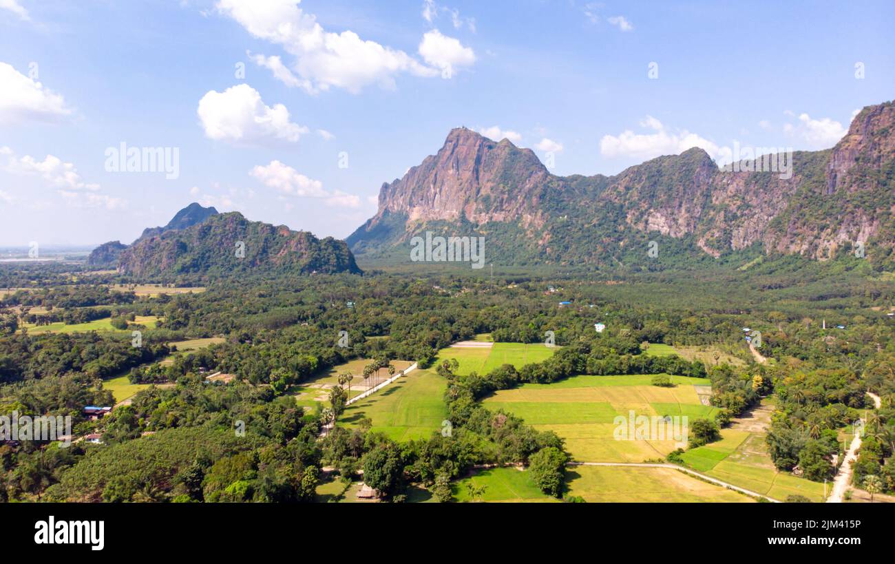 Un bellissimo colpo di drone dei campi di riso ai piedi del Monte Zwegabin in hPa-an, Myanmar, stato Karen Foto Stock