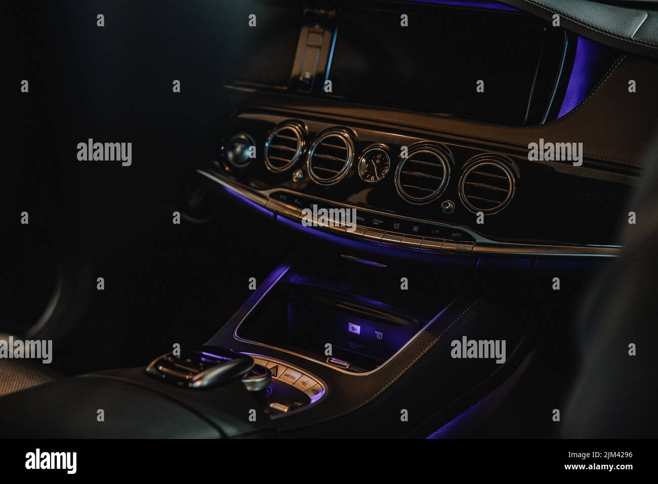 Un primo piano di un abitacolo di un'auto di lusso e di prese d'aria rotonde Foto Stock