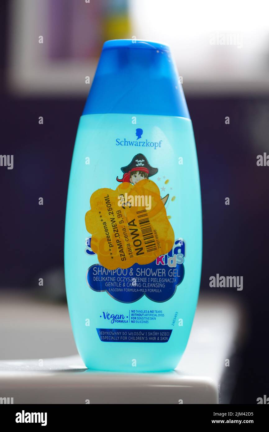 Uno shot verticale di gel doccia Schwarzkopf marchio per bambini in una bottiglia con adesivo prezzo Foto Stock