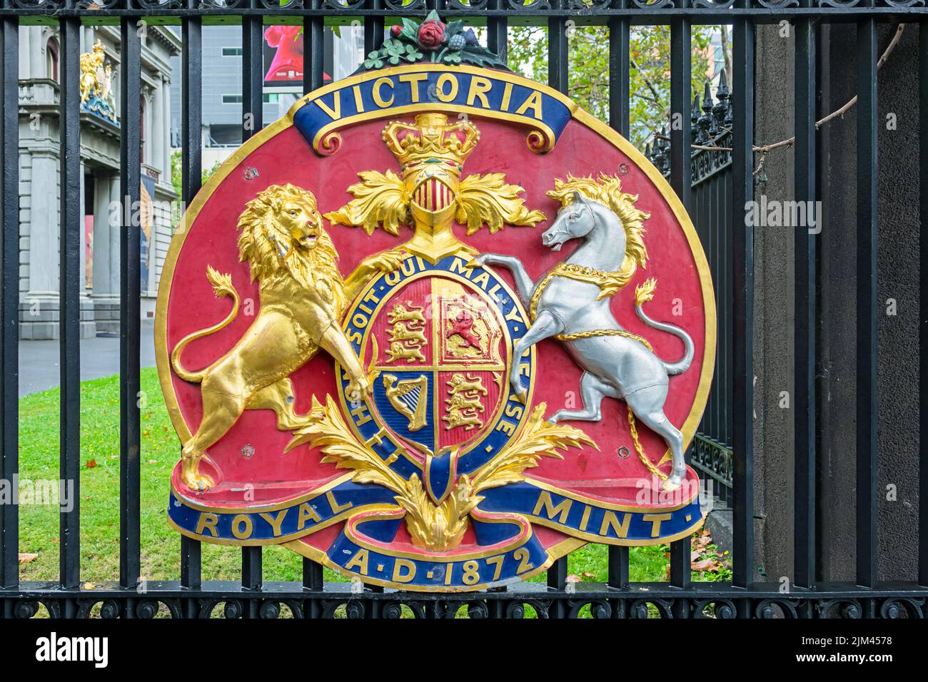 Lo storico stemma della zecca reale presso lo storico edificio della zecca di Melbourne nel centro di Melbourne, Victoria, Australia. Foto Stock