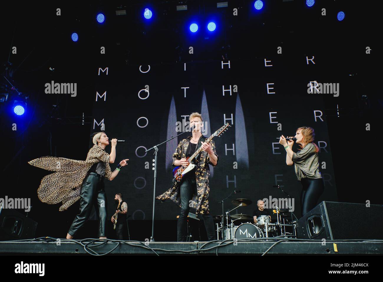 Stoccolma, Svezia. 01st, luglio 2022. La band indie rock canadese Mother Mother suona un concerto dal vivo durante il festival musicale svedese Lollapaloooza Stockholm 2022 a Stoccolma. Qui il cantante e musicista Ryan Guldemond è visto dal vivo sul palco con i cantanti Jasmin Parkin (R) e Molly Guldemond (L). (Photo credit: Gonzales Photo - Tilman Jentzsch). Foto Stock