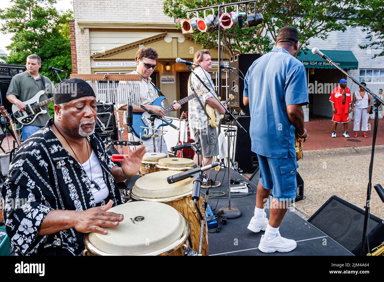 Hampton Virginia, Tidewater Area, East Queens Way, Summer Block Party, evento annuale della comunità, musicisti della band Black man maschile che suonano bongos Foto Stock