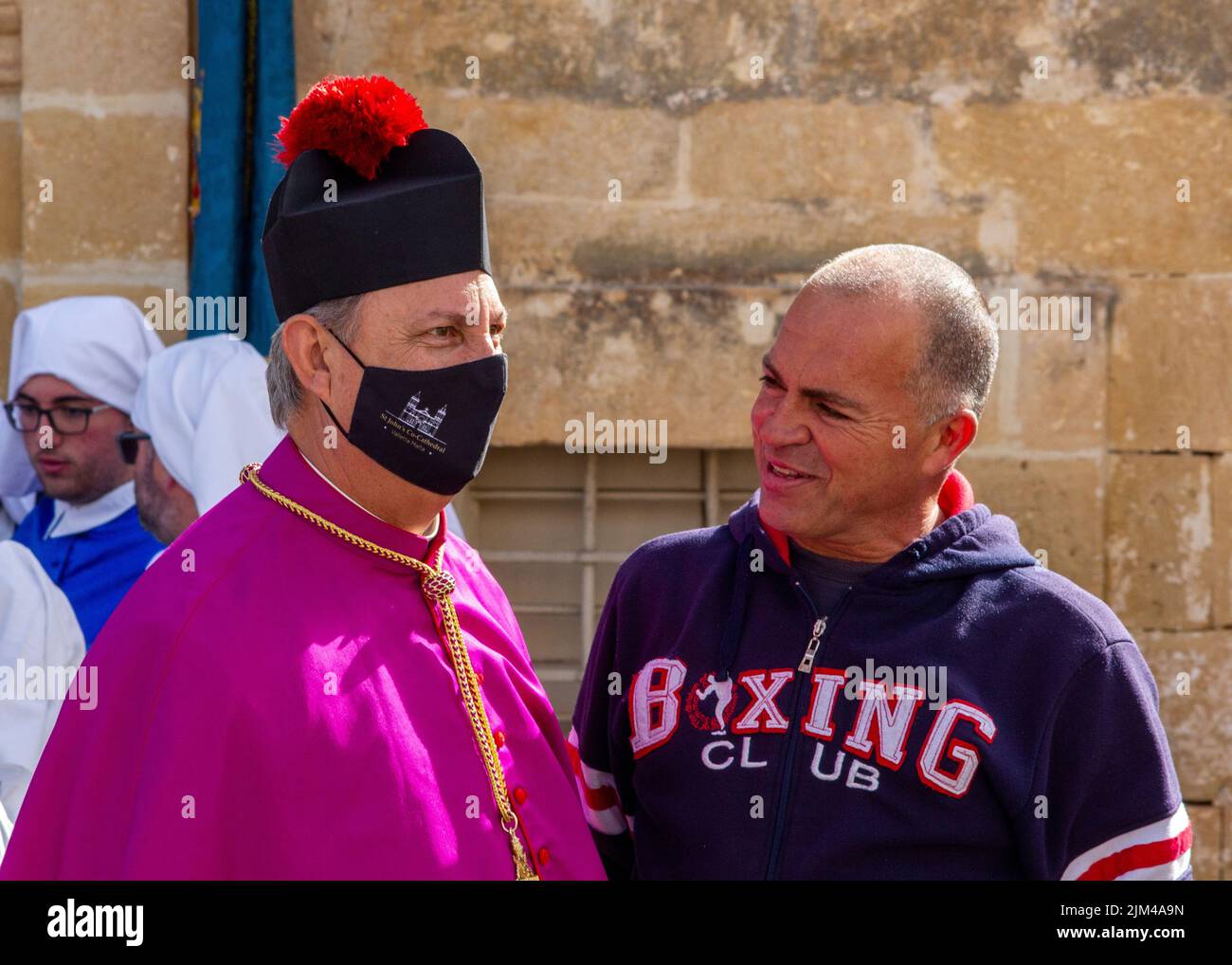 Uomo che parla con Mons. Paul Vell Foto Stock