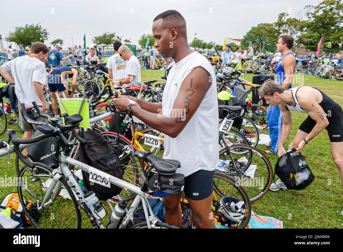 Hampton Virginia, Tidewater Area, Buckroe Beach, gara dei concorrenti di Tri American Triathlon Event, bicicletta maschile Black African man Foto Stock