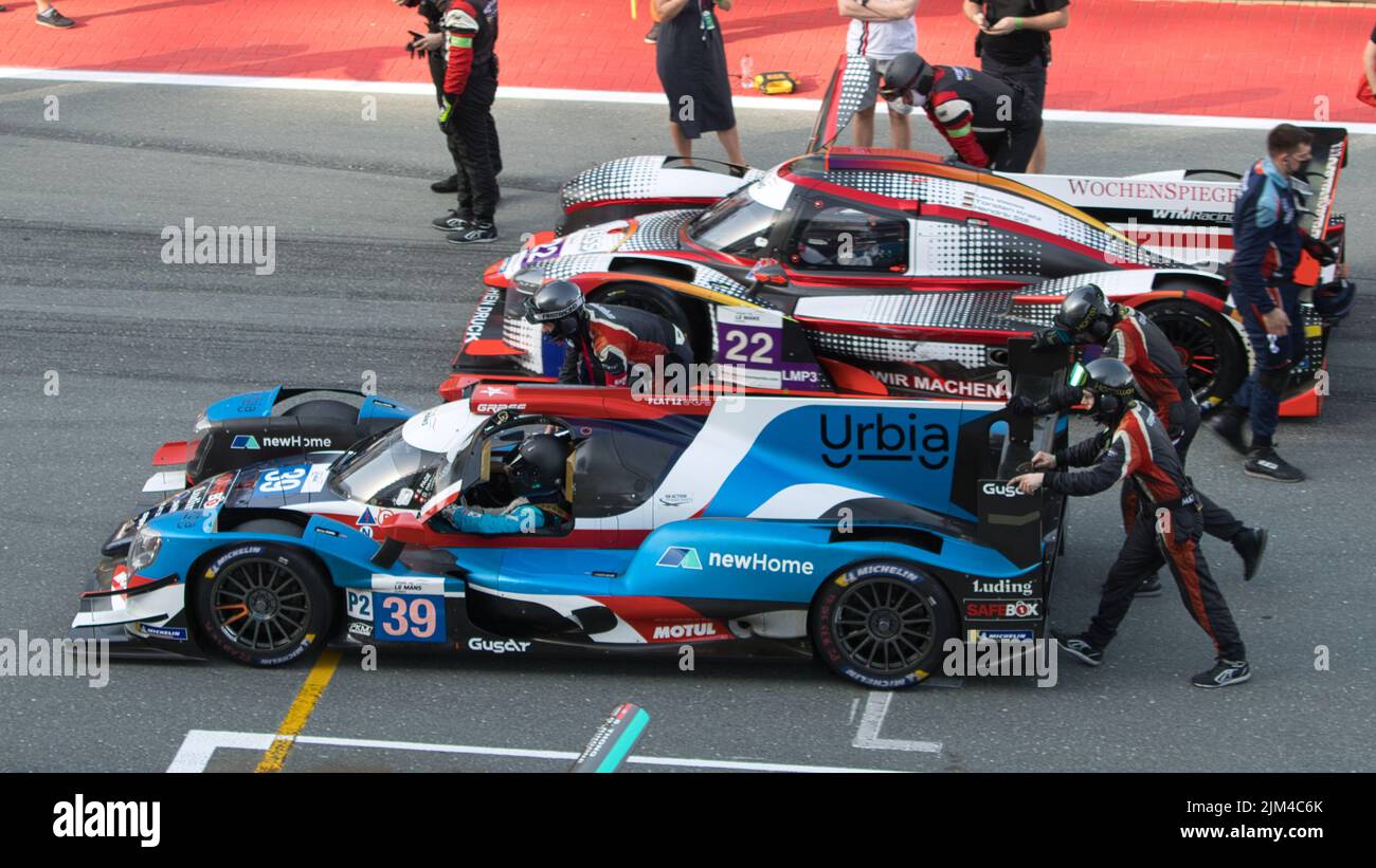 Un primo piano di auto sportive in pista durante gli sport motoristici all'Autodromo di Dubai Foto Stock