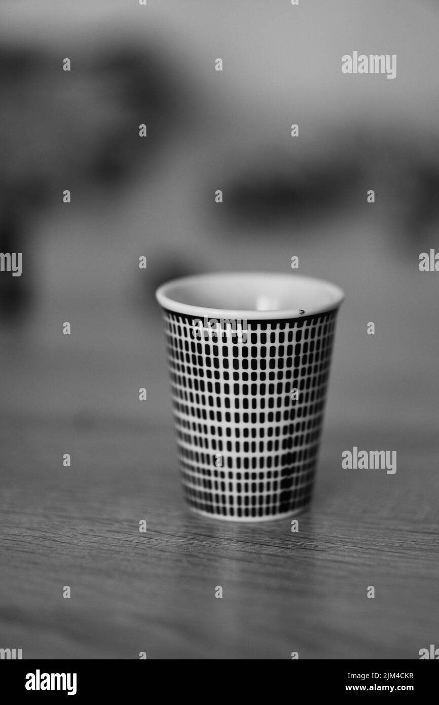 Una foto verticale di una piccola tazza con delle linee nere al suo interno Foto Stock