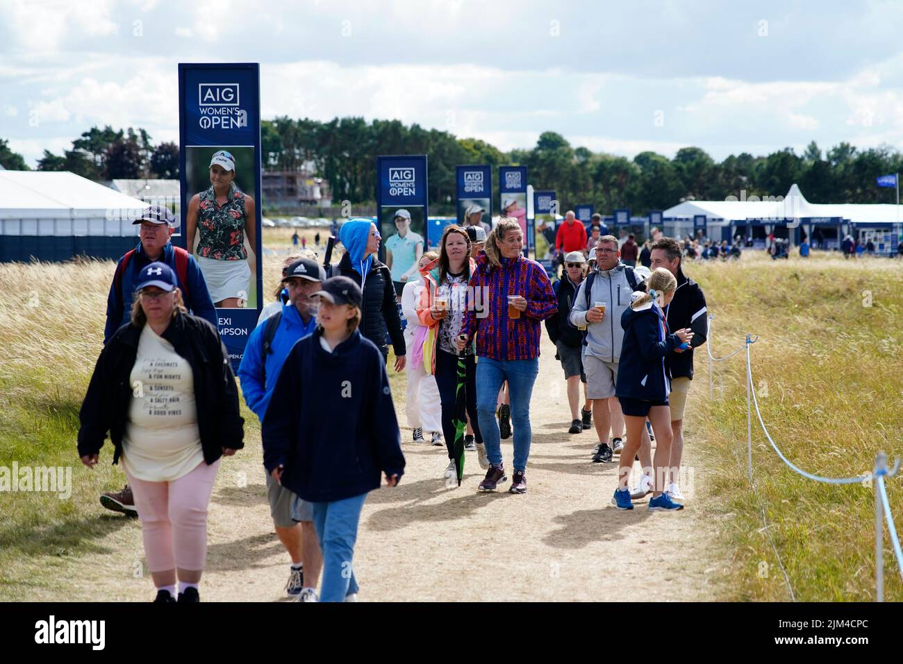 Gullane, Scozia, Regno Unito. 4th agosto 2022. Apertura del campionato AIG Women’s Open di golf a Muirfield in East Lothian. PIC; gli spettatori si fanno strada intorno a Muirfield sulla passerella. Iain Masterton/Alamy Live News Foto Stock