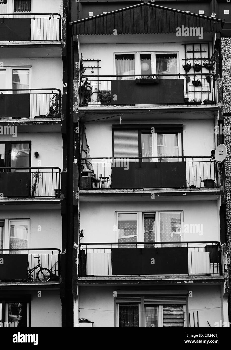 Uno scatto verticale di un vecchio edificio di appartamenti nel quartiere di stare Zegrze in Polonia Foto Stock