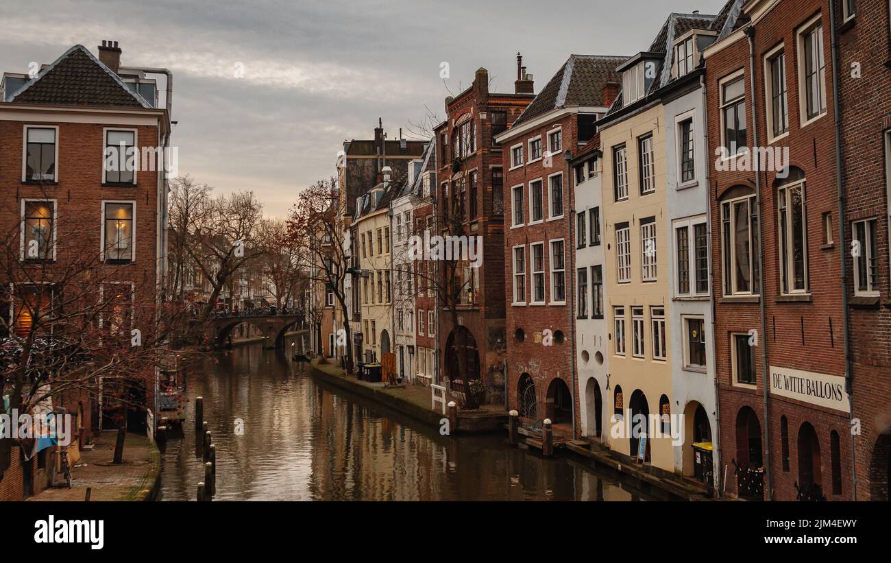 Una strada casuale con un canale a Utrecht, Paesi Bassi Foto Stock