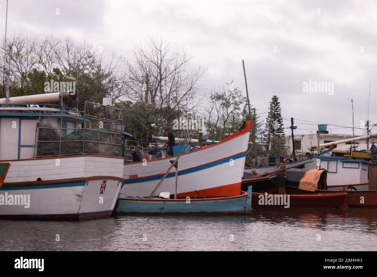 Piccole barche ad un ancoraggio Foto Stock