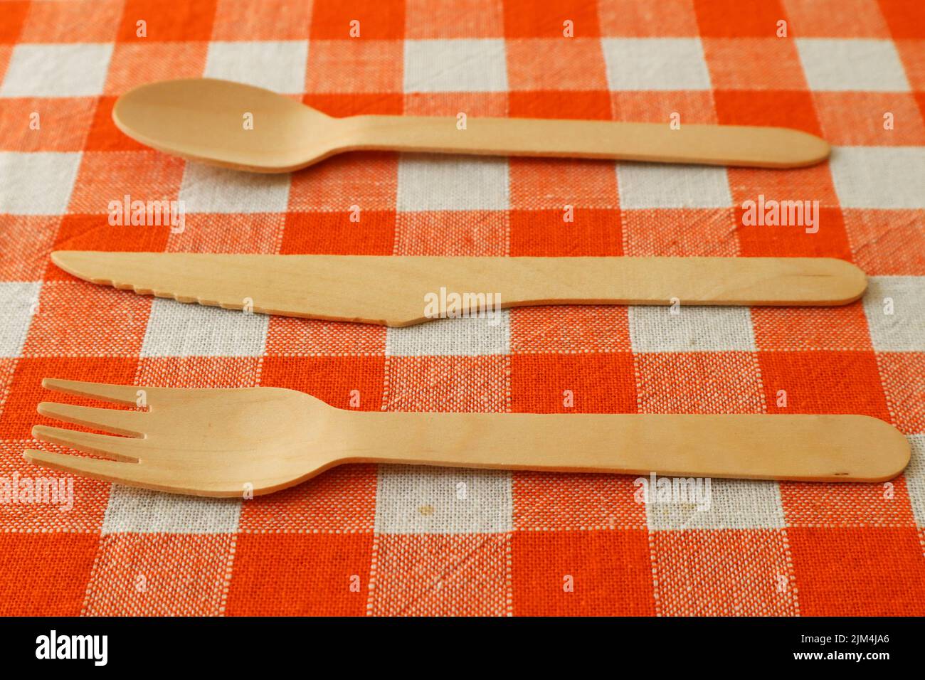 Posate in legno, forchetta usa e getta, coltello e cucchiaio su tela da  tavola Foto stock - Alamy