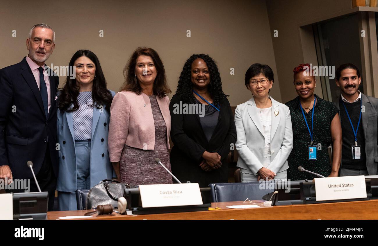 New York, Stati Uniti. 03rd ago 2022. Gustavo Zlauvinen, Maritza Chan, Ann Linde, Bonnie Jenkins, Izumi Nakamitsu, Nomsa Michelle Ndongwe, Jorge Valderrabana pone al panel il ruolo della diversità nella promozione della non proliferazione nucleare e del disarmo presso la sede delle Nazioni Unite. Il panel è stato organizzato dalla Missione degli Stati Uniti presso le Nazioni Unite e l'Ufficio per gli Affari sul disarmo. (Foto di Lev Radin/Pacific Press) Credit: Pacific Press Media Production Corp./Alamy Live News Foto Stock