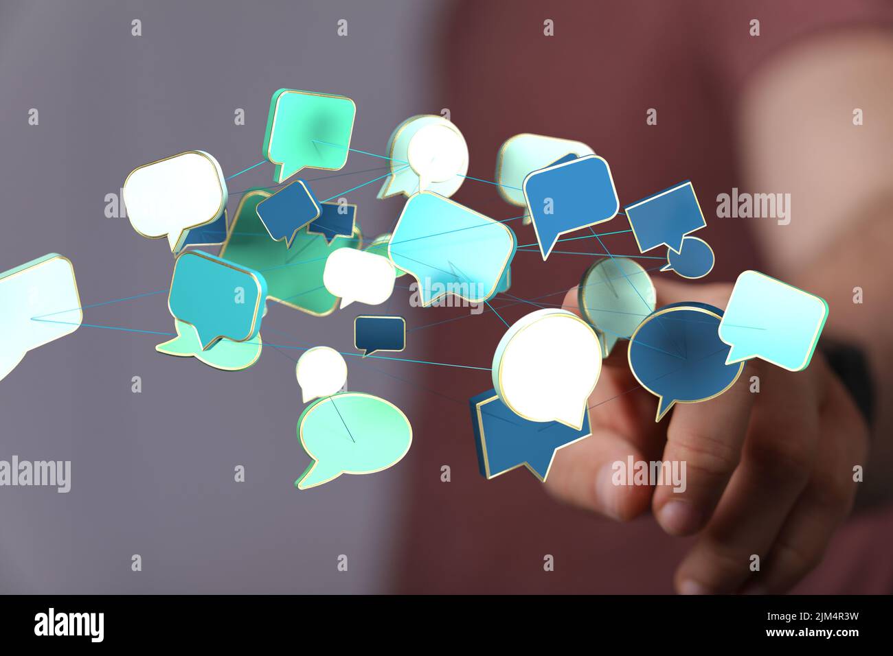 Un uomo sfocato clicca su Speak Bubble icone digitali concetto di comunicazione dei social media Foto Stock