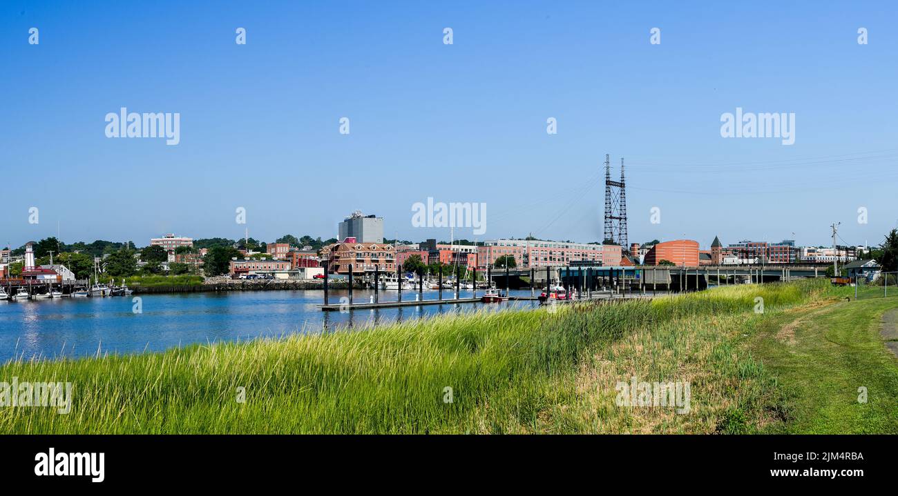 NORWALK, CT USA - 4 AGOSTO 2022: Vista panoramica del centro dal parco dei veterani in estate Foto Stock
