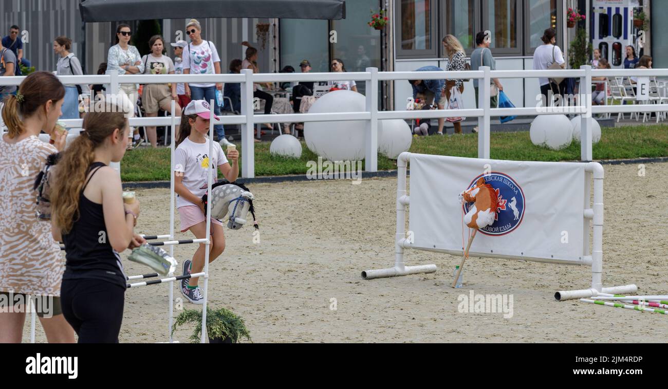 Mosca, Russia, 2022.07.09. Popolare parco ricreativo VDNKh. Una nuova direzione sportiva è hobbyhorsing, che è show jumping e dressage su un bastone con un Foto Stock