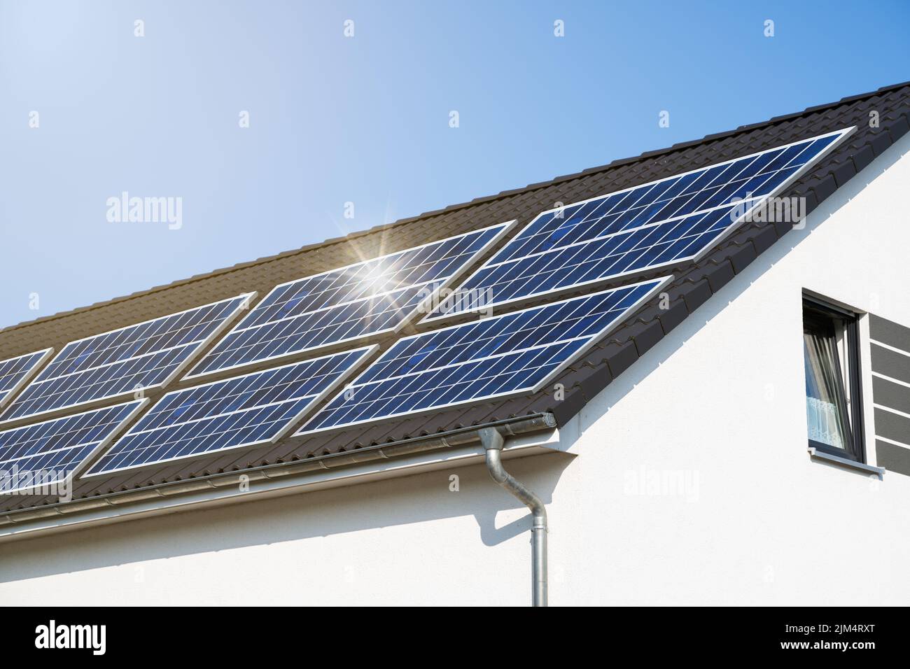 Casa nuovo tetto solare. Investimenti futuri sostenibili Foto Stock