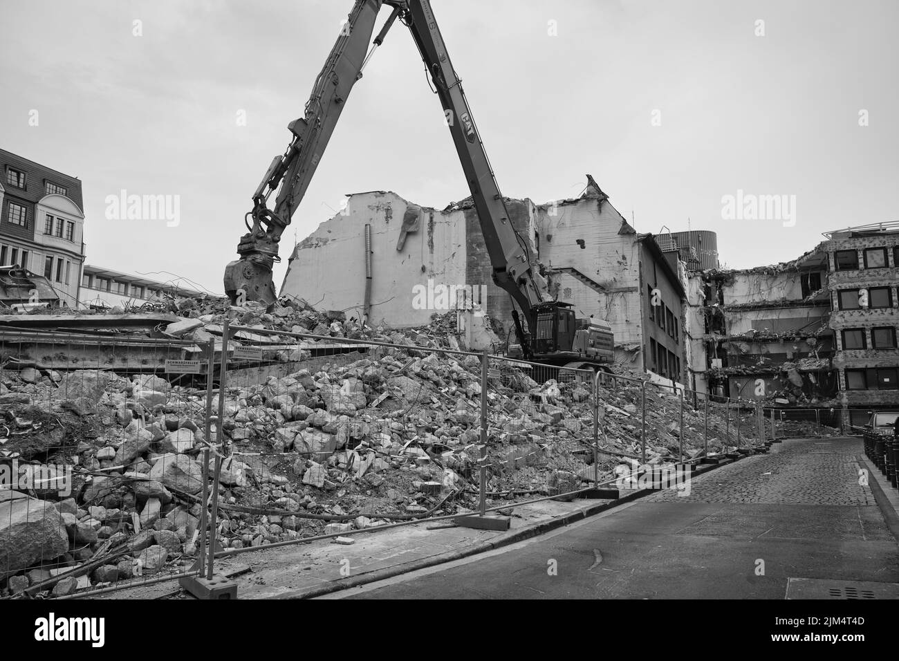 Lavori di demolizione nel centro di Colonia vicino alla Cattedrale di Colonia, phpto bianco e nero Foto Stock