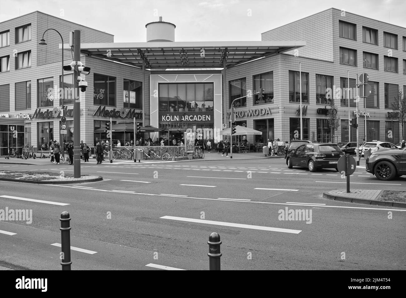 Vista dell'entrata principale di un centro commerciale di Colonia chiamato Koeln arcaden, foto in bianco e nero Foto Stock