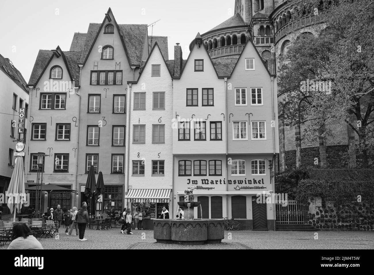 rive del reno nel centro storico di colonia, pub e caffè ben frequentati Foto Stock