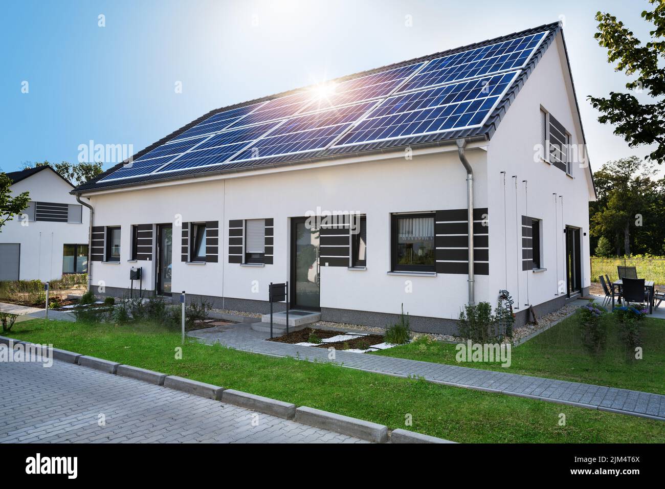 Facciata moderna della casa classica. Private Dream Estate Foto Stock