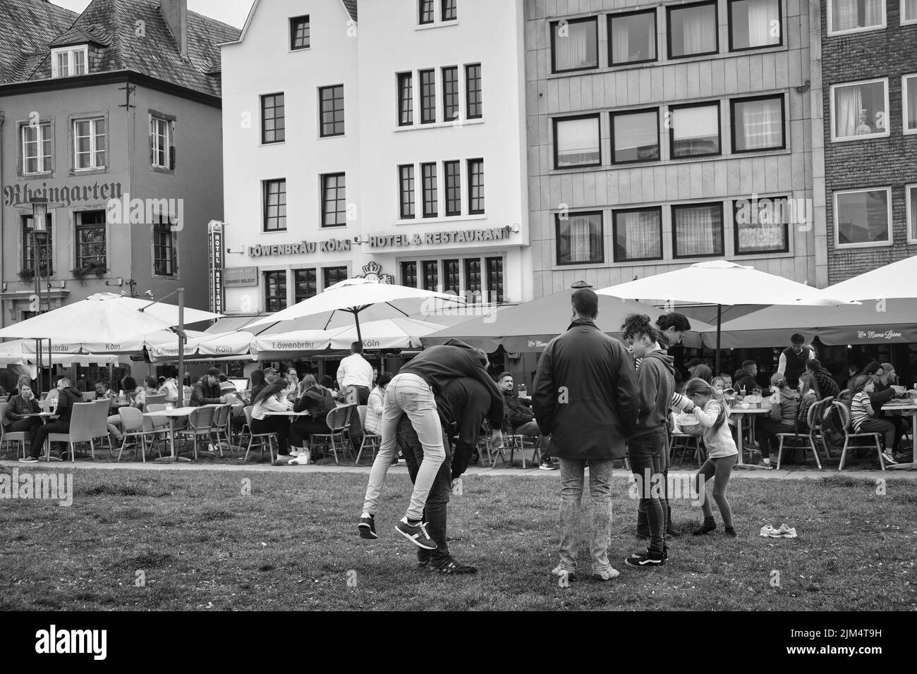 rive del reno nel centro storico di colonia, pub e caffè ben frequentati Foto Stock