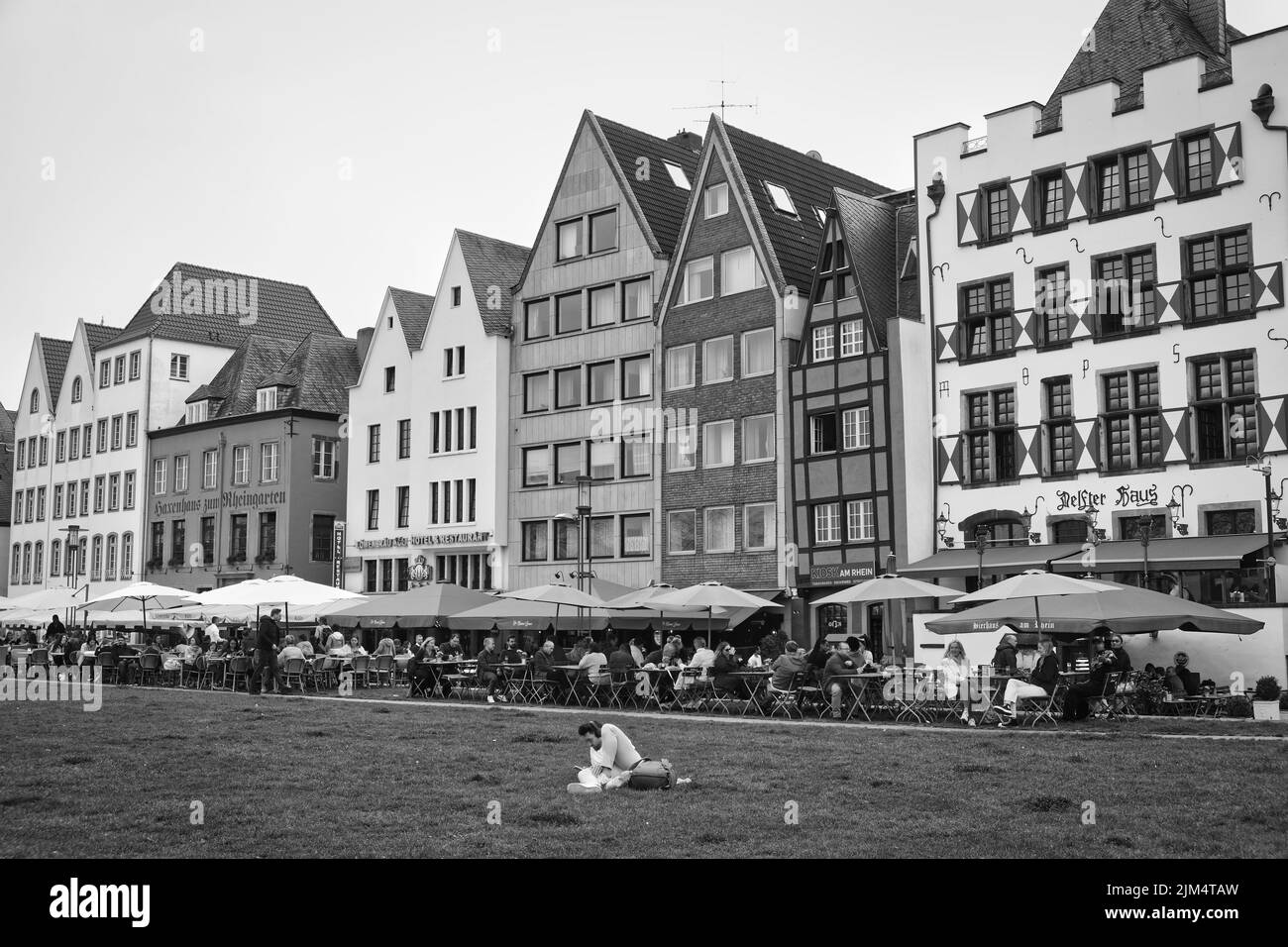 rive del reno nel centro storico di colonia, pub e caffè ben frequentati Foto Stock