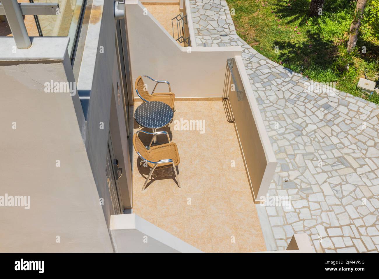 Vista dall'alto sul patio della camera d'hotel al piano terra. Grecia Foto Stock
