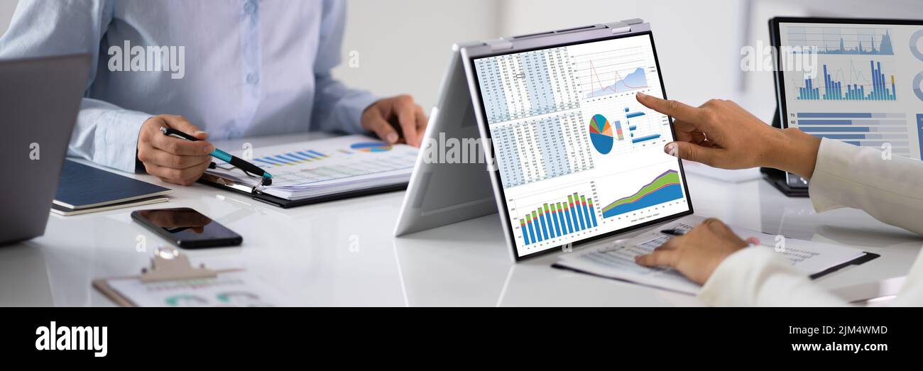 Donna analista che guarda al dashboard di Business Data Analytics Foto Stock