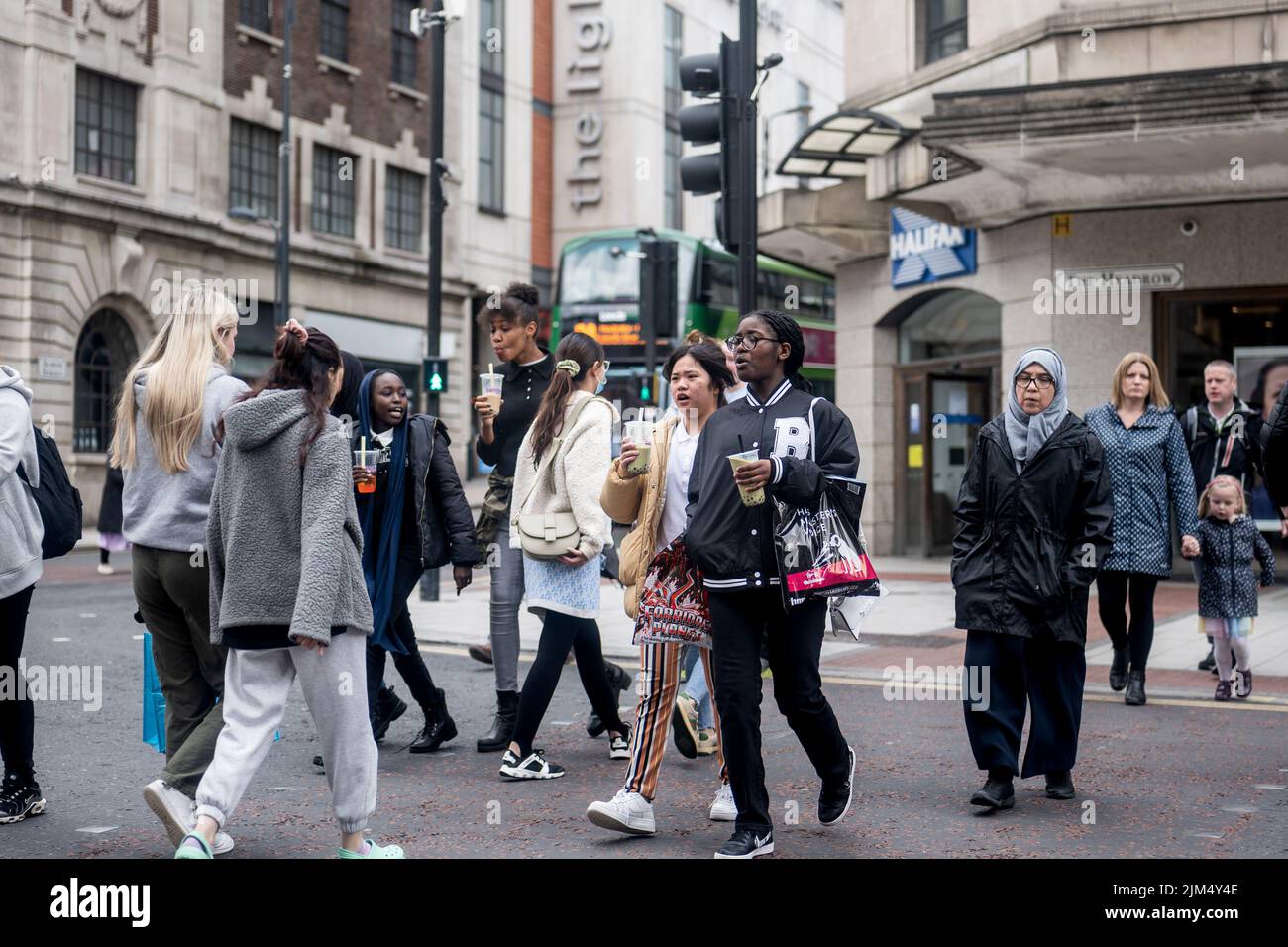 Persone che attraversano la strada al passaggio pedonale pellicano sulla Headrow, nel centro di Leeds. Foto Stock