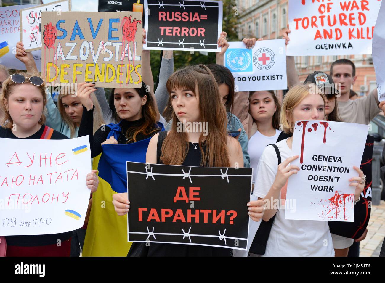 Kiev, Ucraina. 04th ago 2022. I manifestanti tengono cartelloni che esprimono la loro opinione durante la protesta a sostegno dei soldati del battaglione Azov, torturati dall'esercito russo il 29 luglio 2022 presso il campo di concentramento di Olenivka, nel territorio occupato dell'Ucraina. Attivisti e parenti si sono riuniti in Piazza Sofiyivska per richiamare l'attenzione delle organizzazioni internazionali sui crimini di guerra russi in Ucraina dopo l'inizio di un'invasione militare su vasta scala il 24 febbraio 2022. (Foto di Aleksandr Gusev/SOPA Images/Sipa USA) Credit: Sipa USA/Alamy Live News Foto Stock