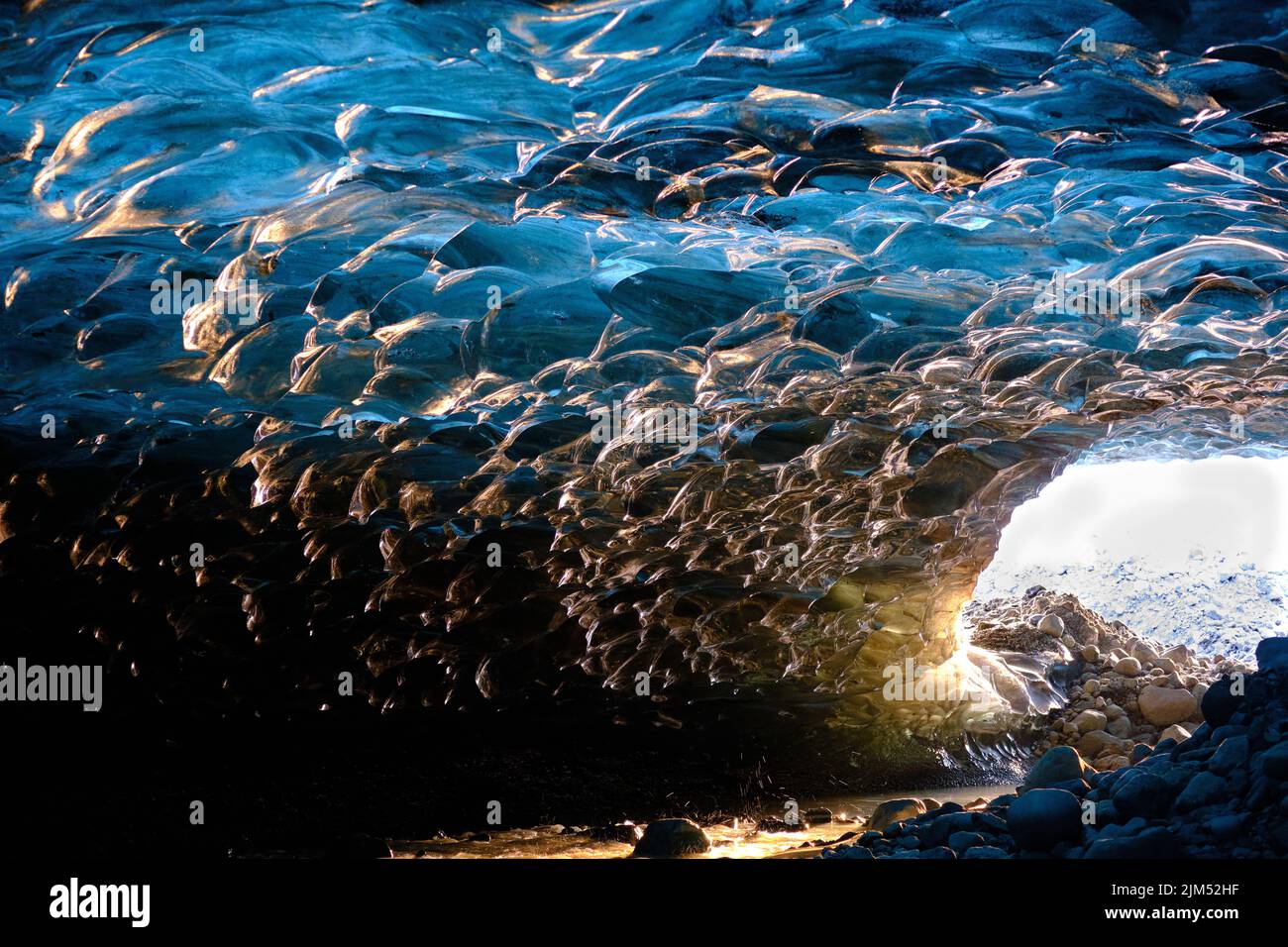 Tetto blu nella grotta di ghiaccio del ghiacciaio Foto Stock