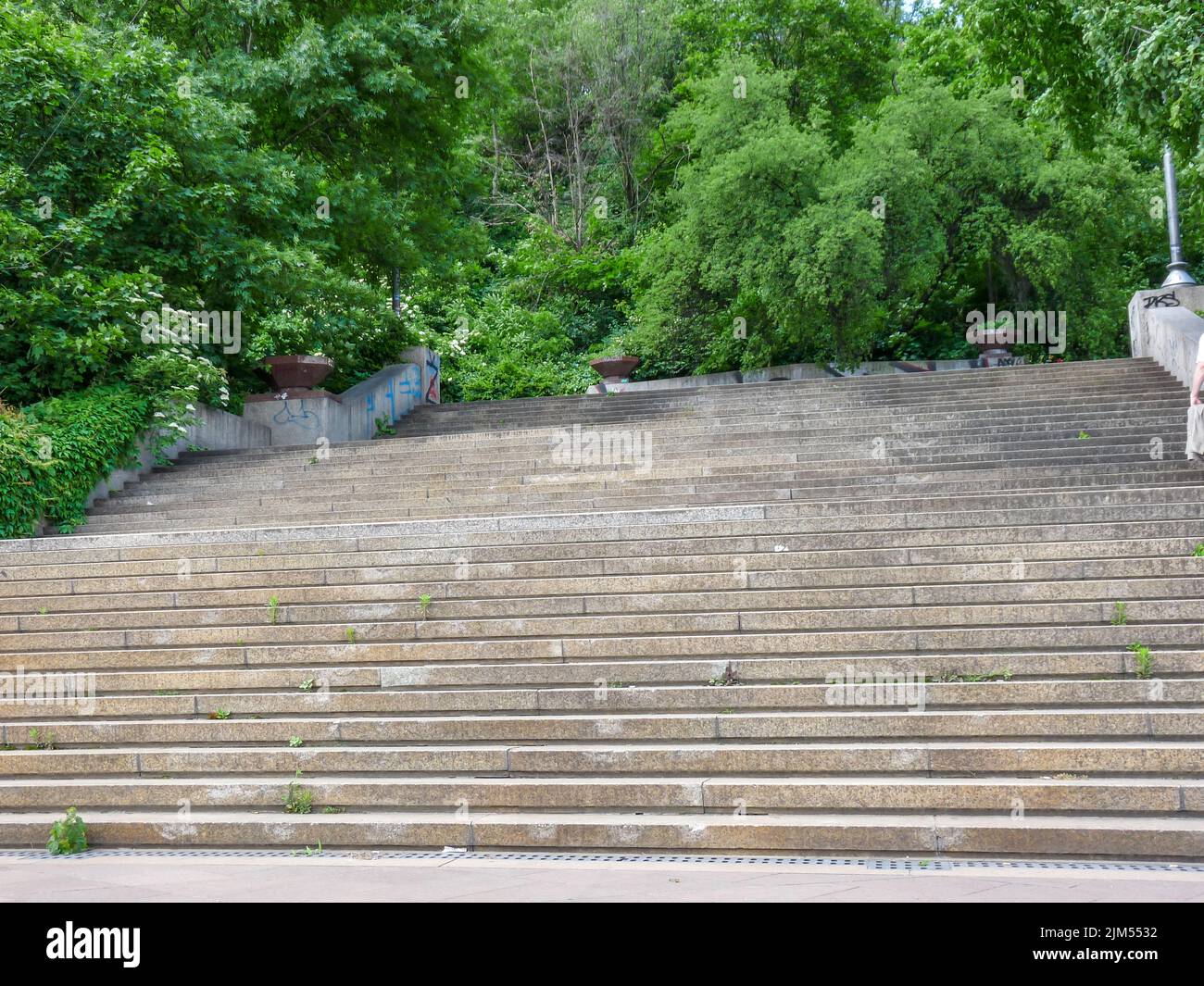 Un bellissimo parco con scale in pietra e natura lussureggiante a Praga, la Repubblica Ceca Foto Stock