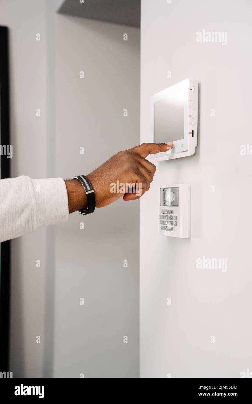 Porta nera ad apertura manuale con codice di sicurezza a casa Foto Stock
