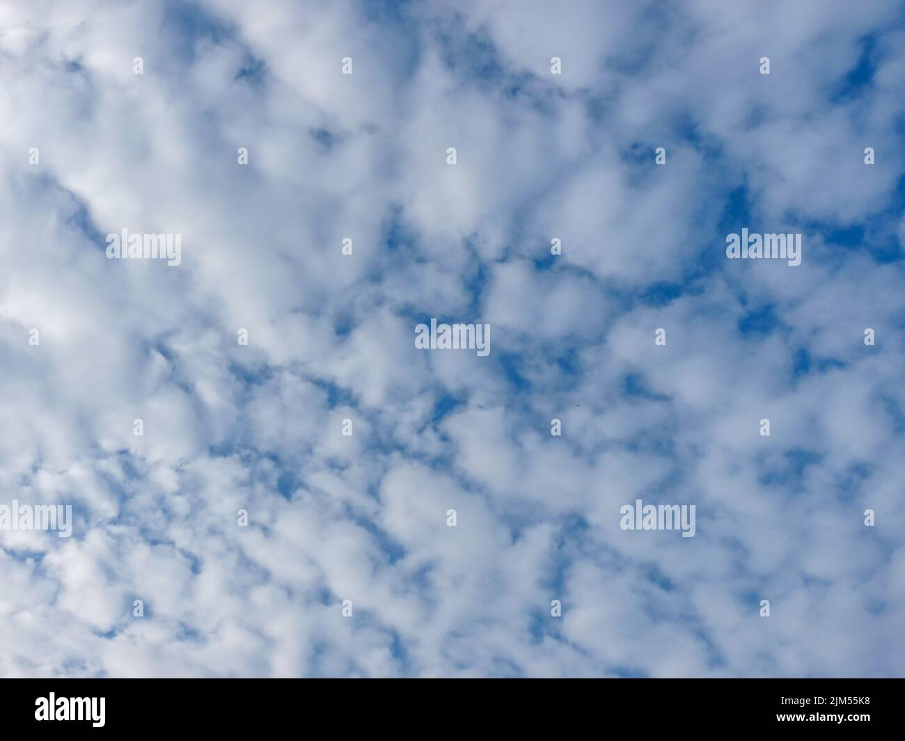 Una vista panoramica delle nuvole bianche e frizzante che galleggiano nel cielo blu di Praga, nella Repubblica Ceca Foto Stock