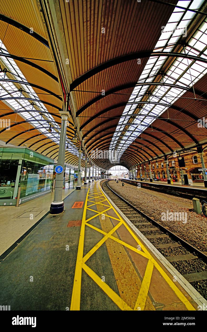 La stazione ferroviaria centrale di Newcastle si sfila tra caffè senza passeggeri o treni per le linee principali nord e sud Foto Stock