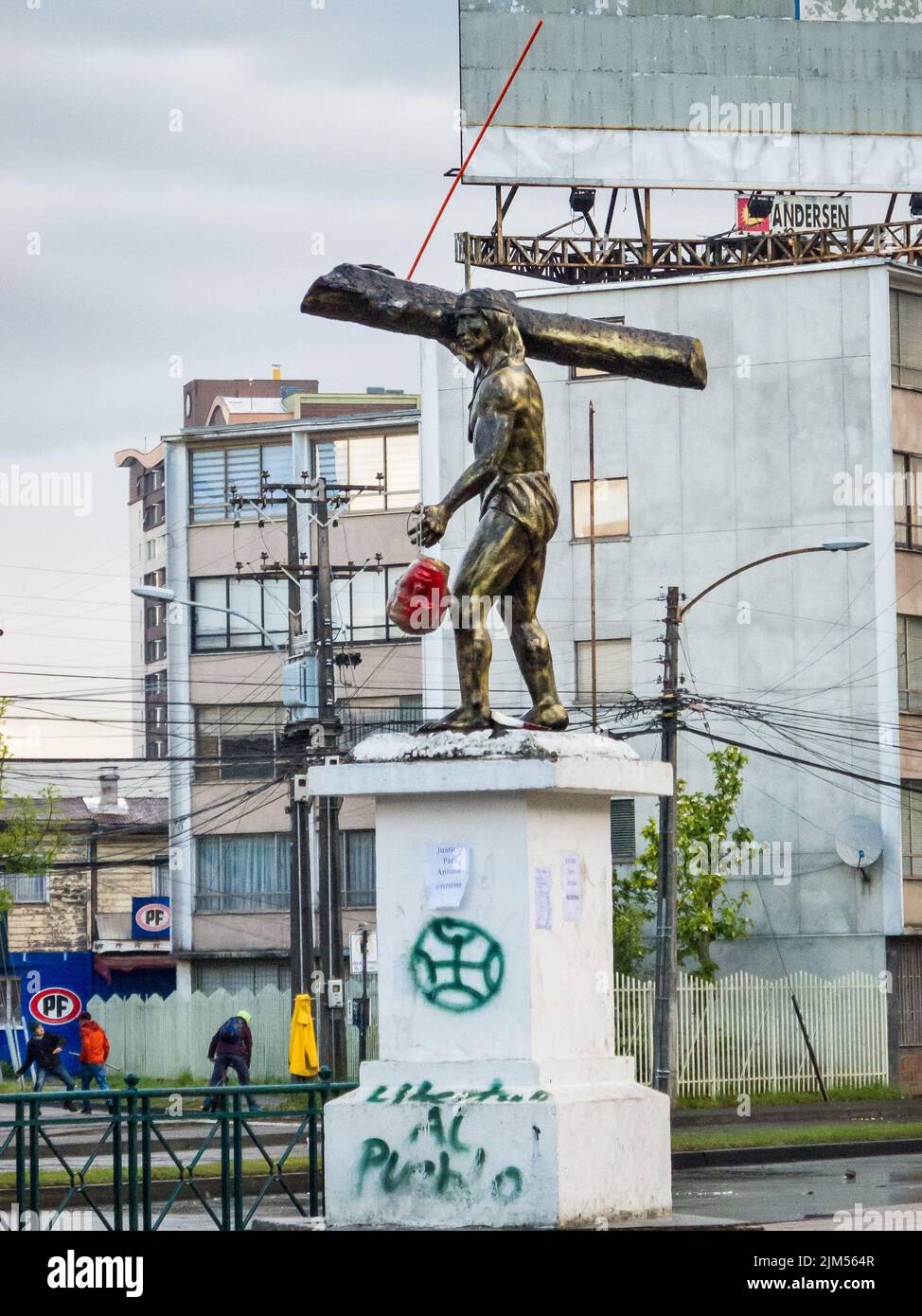 Intervento del monumento a Caupolicn durante le proteste di ottobre. La statua tiene in mano la testa di un soldato spagnolo Foto Stock