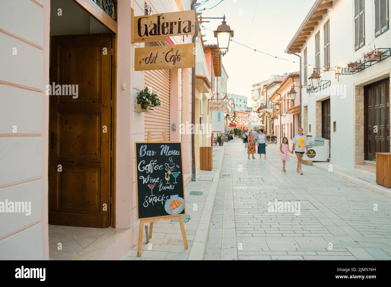 Vlora, Albania - Luglio 2022. Turisti nel centro storico di Muradie Foto Stock