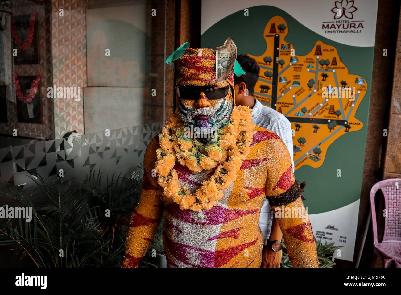 Un corpo uomo dipinto con disegno di tigre o danze modello in occasione di Dasara o Dussehra o Navaratri in malnad regione. Chiamato anche Huli Kunitha Foto Stock
